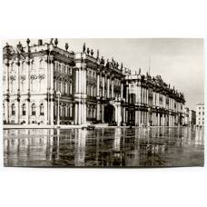 Открытка Зимний дворец — Вид с дворцовой площади