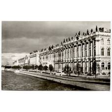Открытка Зимний дворец — Вид с набережной Невы