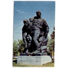 Открытка Волгоград — Мамаев курган. Скульптурная композиция на площади Героев.