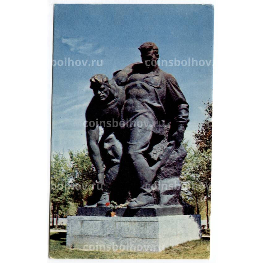 Открытка Волгоград — Мамаев курган. Скульптурная композиция на площади Героев.