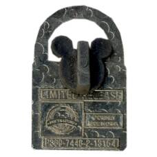 Значок Микки-Маус -замочек (вид 2)