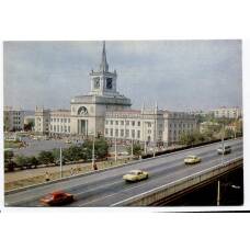 Открытка Волгоград — Железнодорожный вокзал и автотранспортная эстакада, соединяющая  Центральный и Дзержинский районы