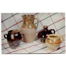 Открытка И.Б.Лисовский  — Глечик и горшочек с 2 ручками. Глина,цветная глазурь. А.Н.Кисель — Кувшин и горшочек. Глина, цветная глазурь. Т.С. Демкович — Скатерть. Лен,мулине