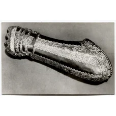 Открытка Эрмитаж. Рыцарский зал — Наручот доспеха короля Филиппа II XVI век.Италия