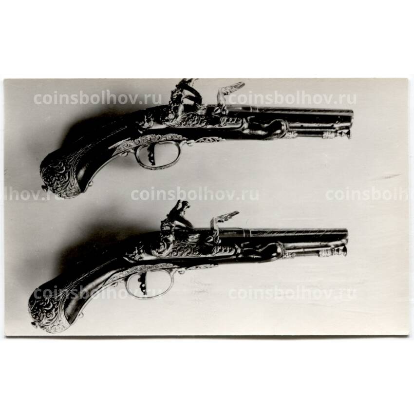 Открытка Эрмитаж.Рыцарский зал. Пара карманный  пистолетов с кремневыми закмками 1670-1680 гг.Италия