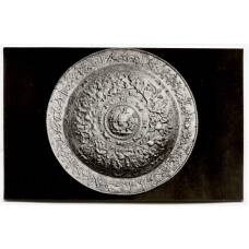 Открытка Эрмитаж — Рыцарский зал. Щит «рондаш» XVI век. Германия