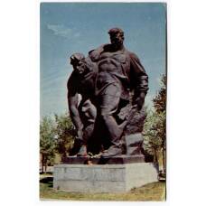 Открытка Волгоград.Мамаев Курган — Скульптурная композиция на Площади Героев