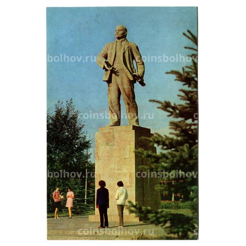 Открытка Великие Луки.Памятник В.И.Ленину на площади у железнодорожного вокзала