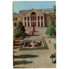 Открытка Великие Луки. Городской драматический театр на площади Рокоссовского