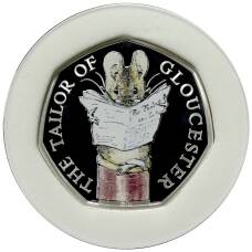 Монета 50 пенсов 2018 года Великобритания «150 лет со дня рождения Беатрис Поттер — Глостерский портной» (в коробке) (аверс)
