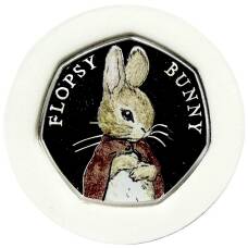 Монета 50 пенсов 2018 года Великобритания «150 лет со дня рождения Беатрис Поттер — Флопси Банни» (в коробке) (аверс)