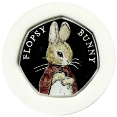Монета 50 пенсов 2018 года Великобритания «150 лет со дня рождения Беатрис Поттер — Флопси Банни» (в коробке) (аверс)