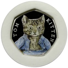 Монета 50 пенсов 2017 года Великобритания «150 лет со дня рождения Беатрис Поттер — Котенок Том» (в коробке) (аверс)