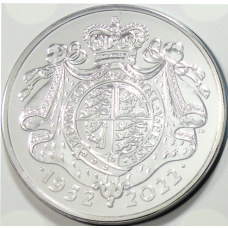 Монета 5 фунтов 2022 года Великобритания «70 лет вступлению на престол Королевы Елизаветы II (королева верхом на лошади на аверсе)» (в блистере) (аверс)