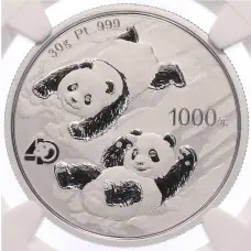 Монета 1000 юаней 2022 года Китай «40 лет чеканке монет с пандой» в слабе NGC (MS70) (аверс)